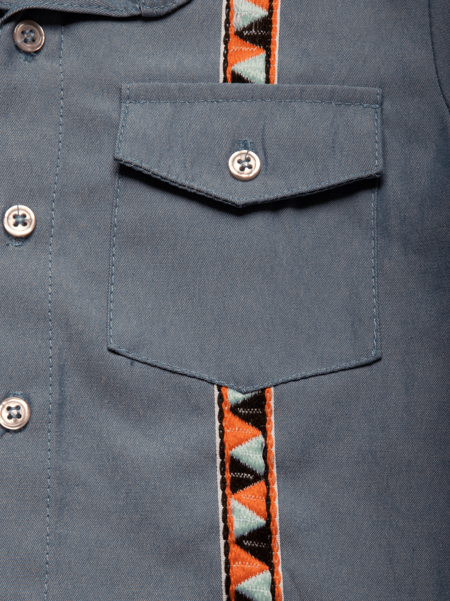 Baby wearing Mixed Up Clothing’s multicultural woven cotton short sleeve Hemd button-down shirt.